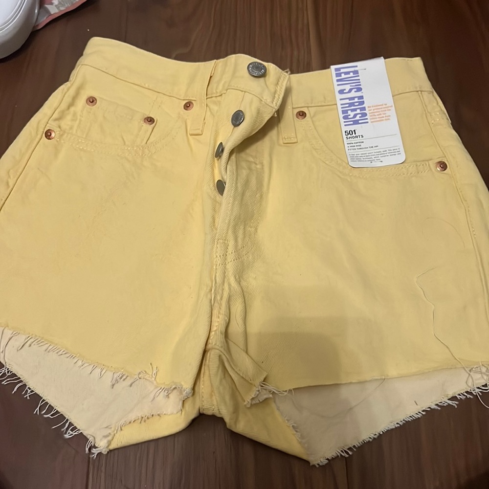 Levi’s fresh Jean shorts yellow size 25